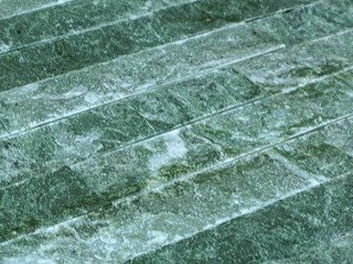 Плитка колотая 200х40х25 змеевик