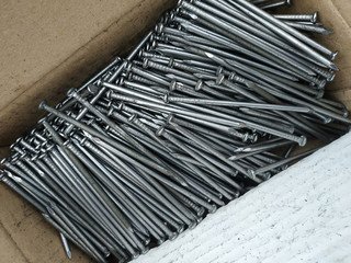 2000 Гвозди в коробке 6 кг коричневые, черные (9шт./м2)